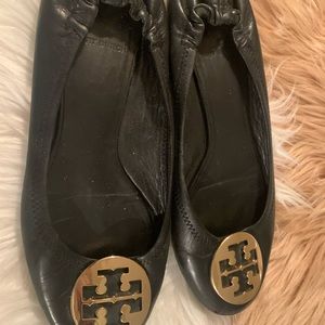 TORY BURCH BLACK AND GOLD LEATHER FLATS.